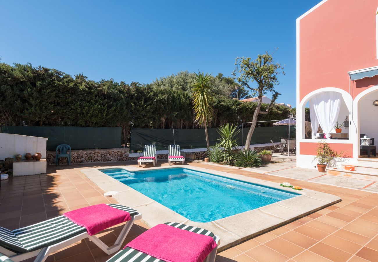 Villa en Ciutadella de Menorca - Cómoda villa privada en la urbanización de Calan Blanes, situada en zona residencial muy tranquila. Piscina privada.