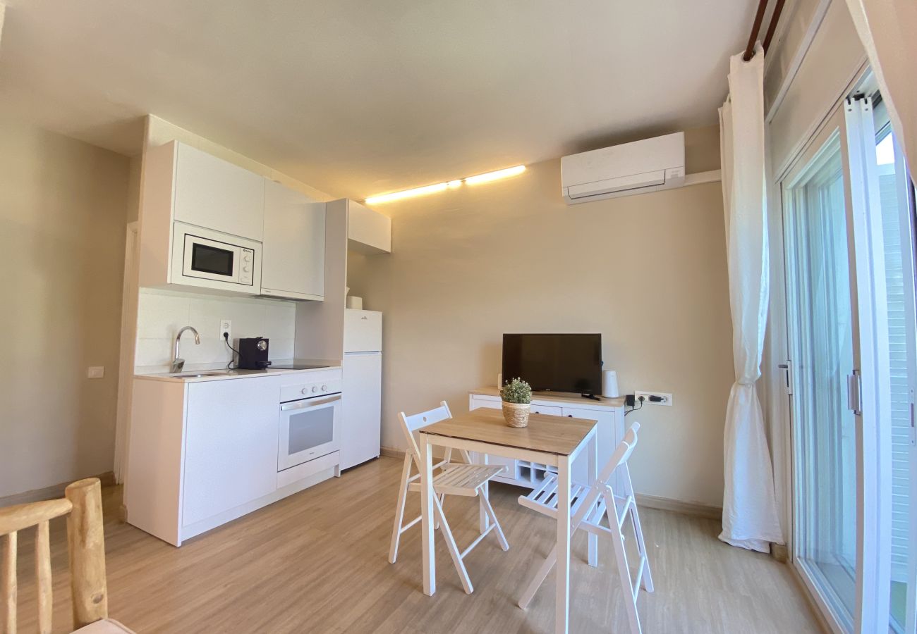 Apartamento en El Vendrell - R126 Apartamento a 30 metros de la playa con terraza y piscina