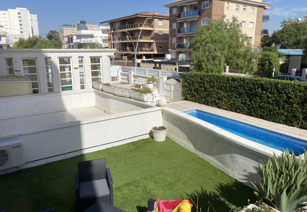 Apartamento en El Vendrell - R126 Apartamento a 30 metros de la playa con terraza y piscina