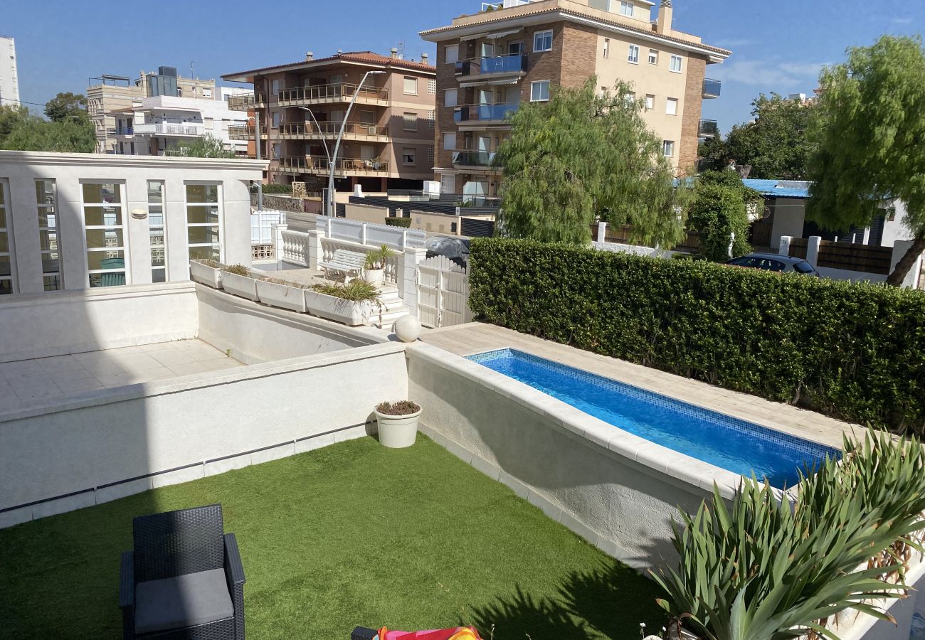 Apartamento en El Vendrell - R126 Apartamento a 30 metros de la playa con terraza y piscina