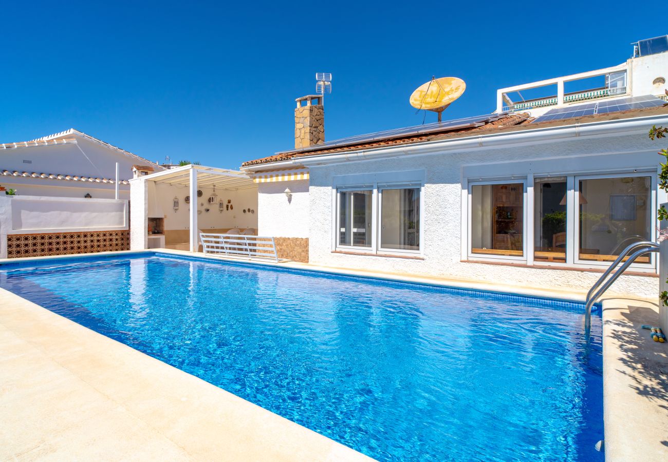 Villa in Nerja - Spacious Villa with private pool and Air Conditioning In Nerja Ref 403