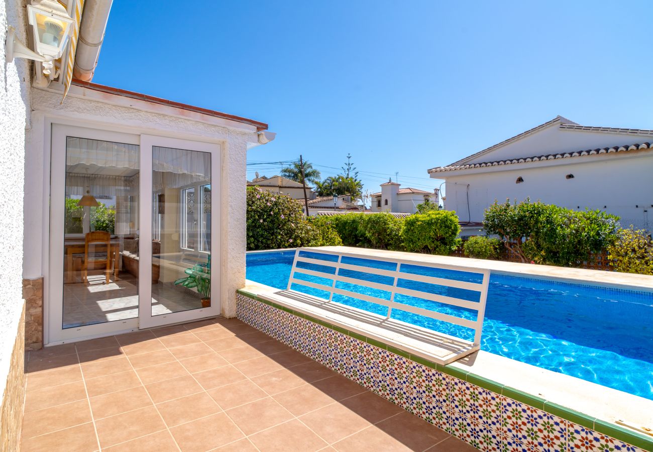 Villa in Nerja - Spacious Villa with private pool and Air Conditioning In Nerja Ref 403