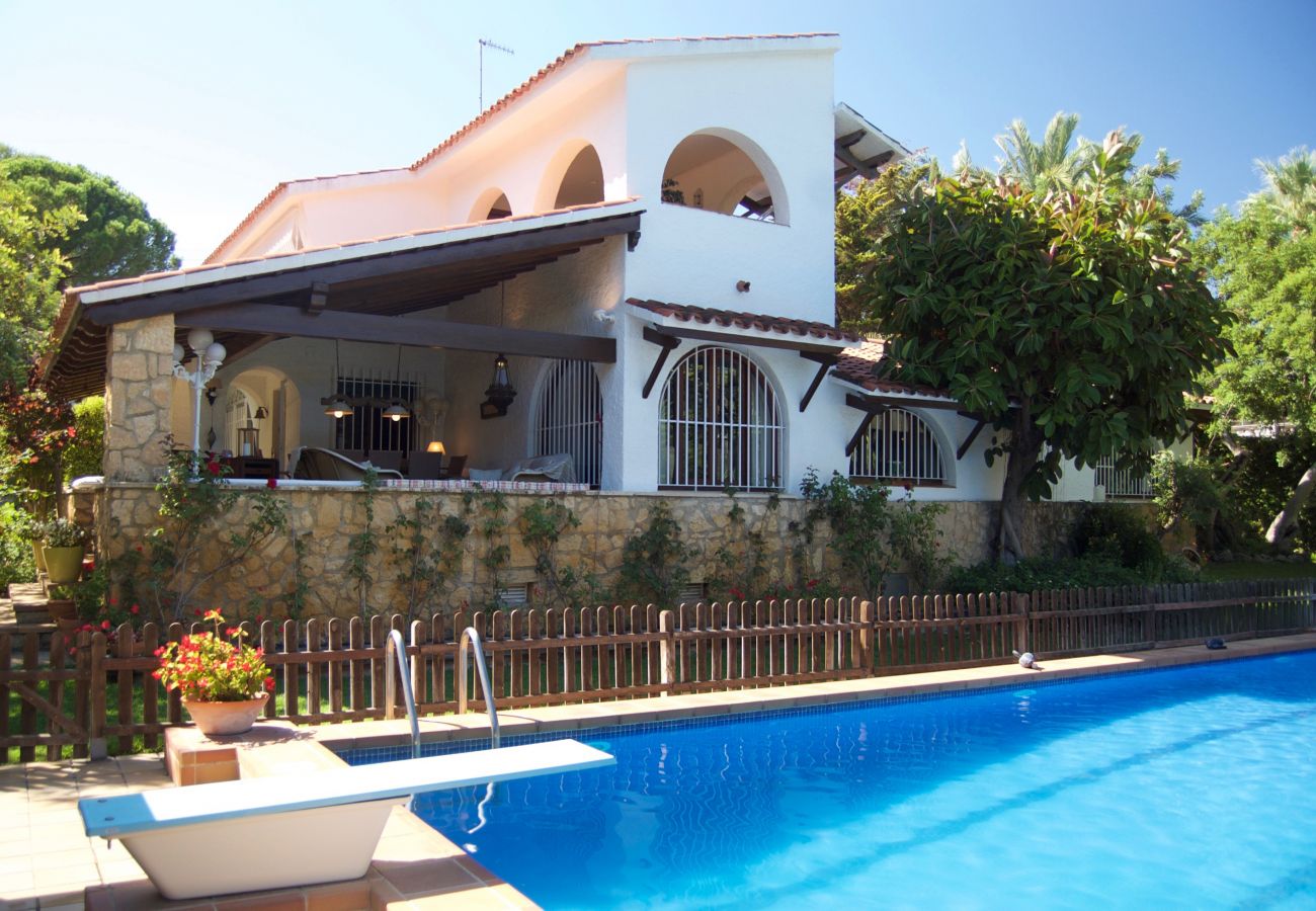 Villa in Roda de Barà - R44 Magnificent villa for 12 with large garden and pool 800 m from the beach