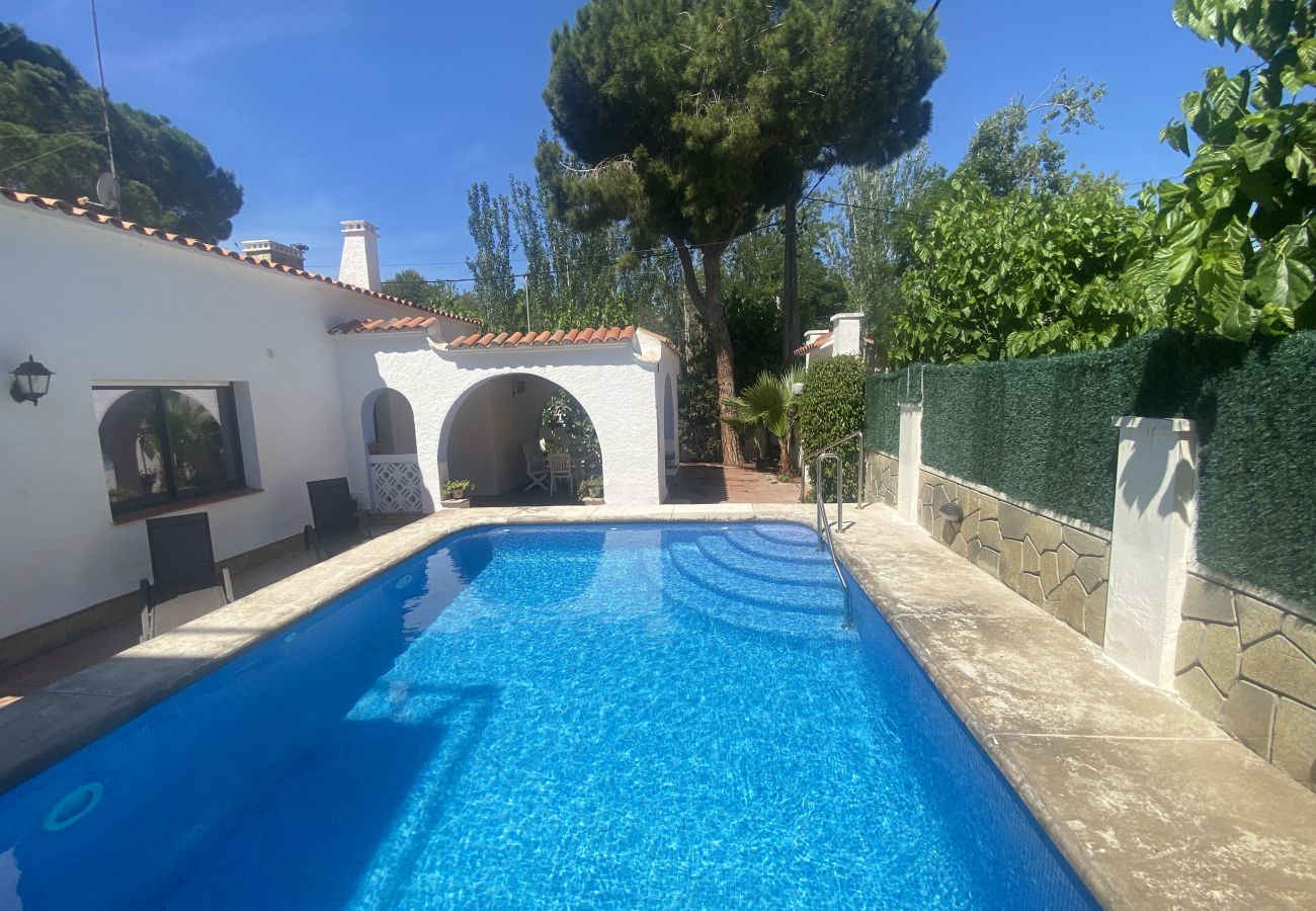 Villa in Calafell - R94 Modern house with swimming pool 50 m from the beach Calafell