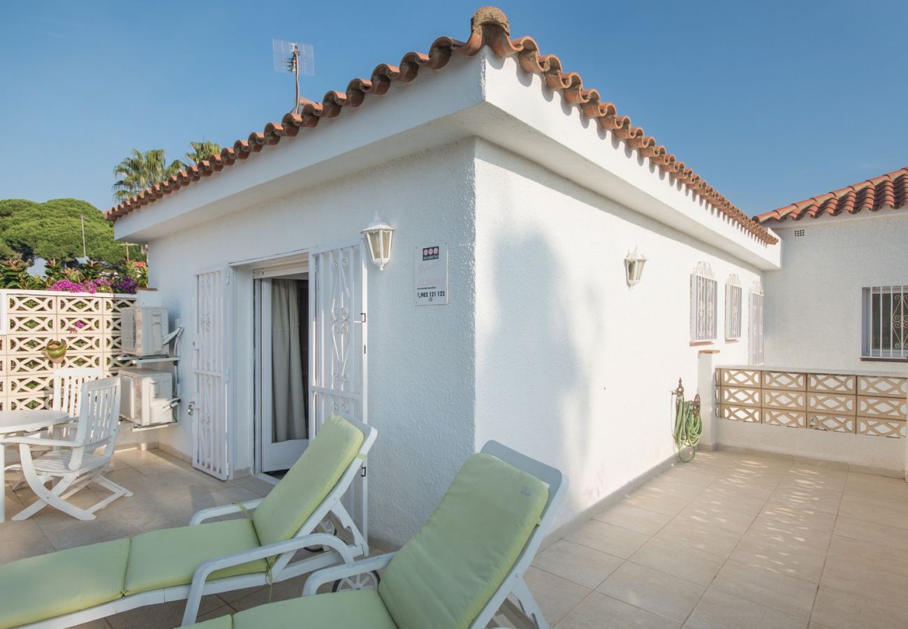 Villa in Cambrils - TH11 Charming Villa with Private Pool – Ideal for Families in  Cambrils