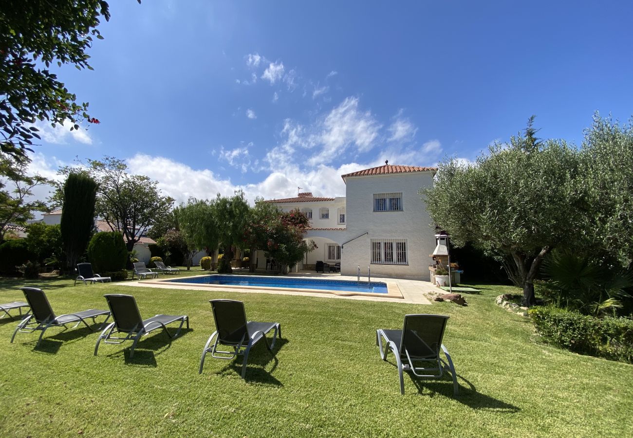 Villa in Cambrils - TH11 Charming Villa with Private Pool – Ideal for Families in  Cambrils