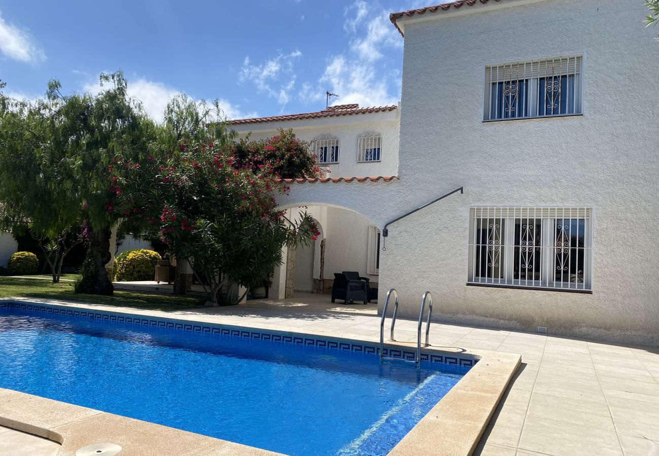 Villa in Cambrils - TH11 Charming Villa with Private Pool – Ideal for Families in  Cambrils