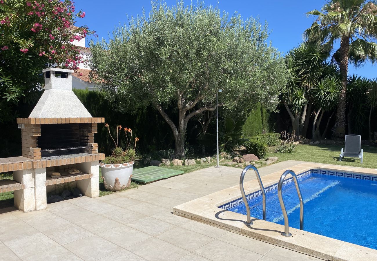 Villa in Cambrils - TH11 Charming Villa with Private Pool – Ideal for Families in  Cambrils