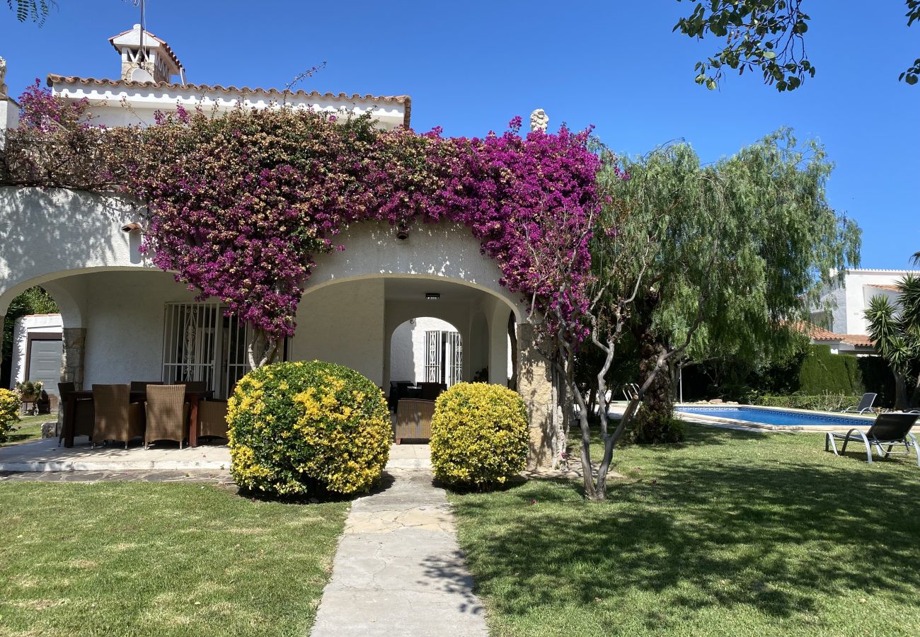 Villa in Cambrils - TH11 Charming Villa with Private Pool – Ideal for Families in  Cambrils