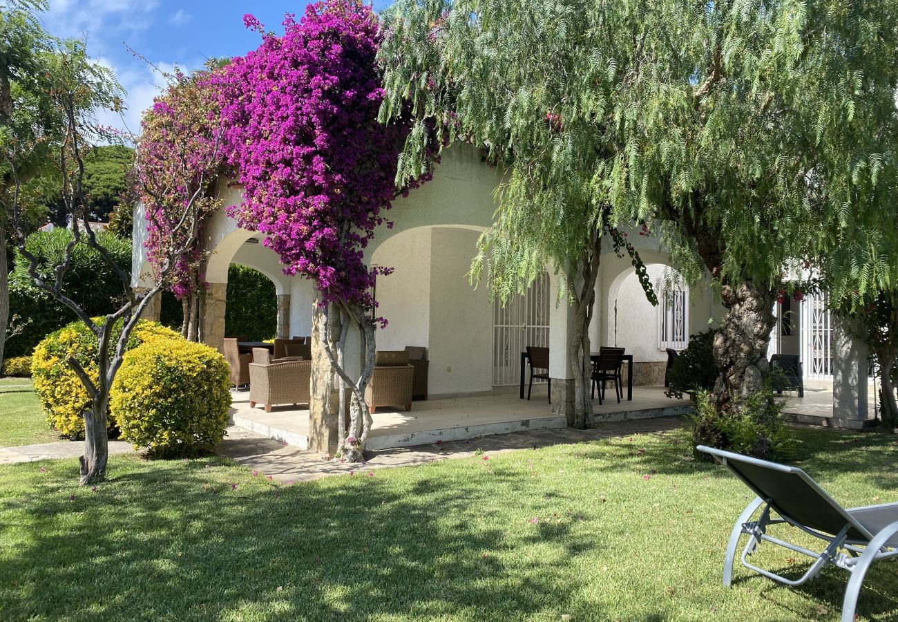 Villa in Cambrils - TH11 Charming Villa with Private Pool – Ideal for Families in  Cambrils