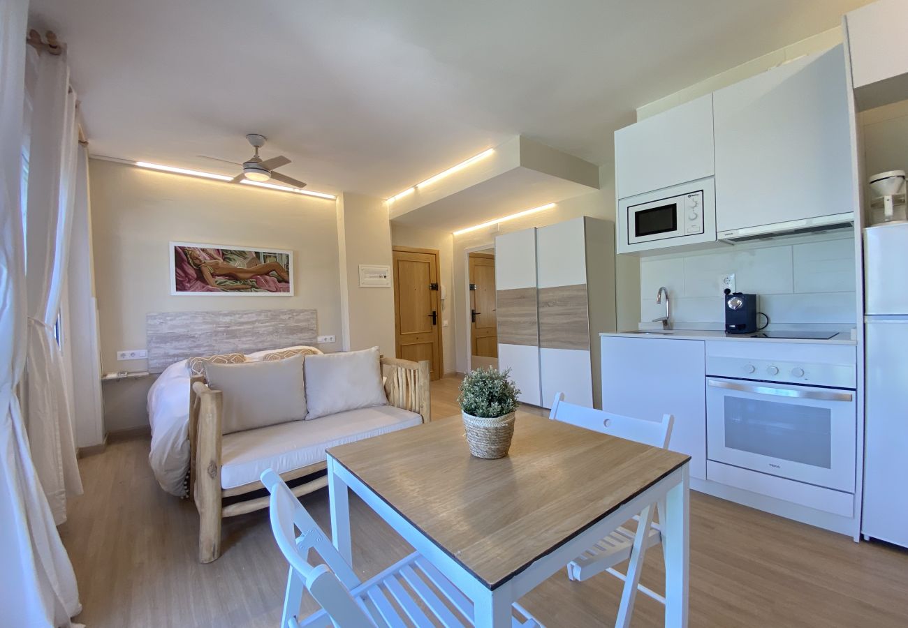 Apartment in El Vendrell - R126 Apartment 30 metres from the beach with terrace and swimming pool