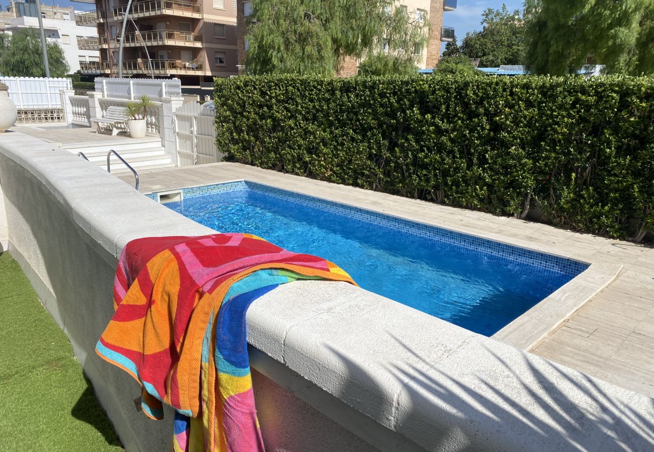 Apartment in El Vendrell - R126 Apartment 30 metres from the beach with terrace and swimming pool