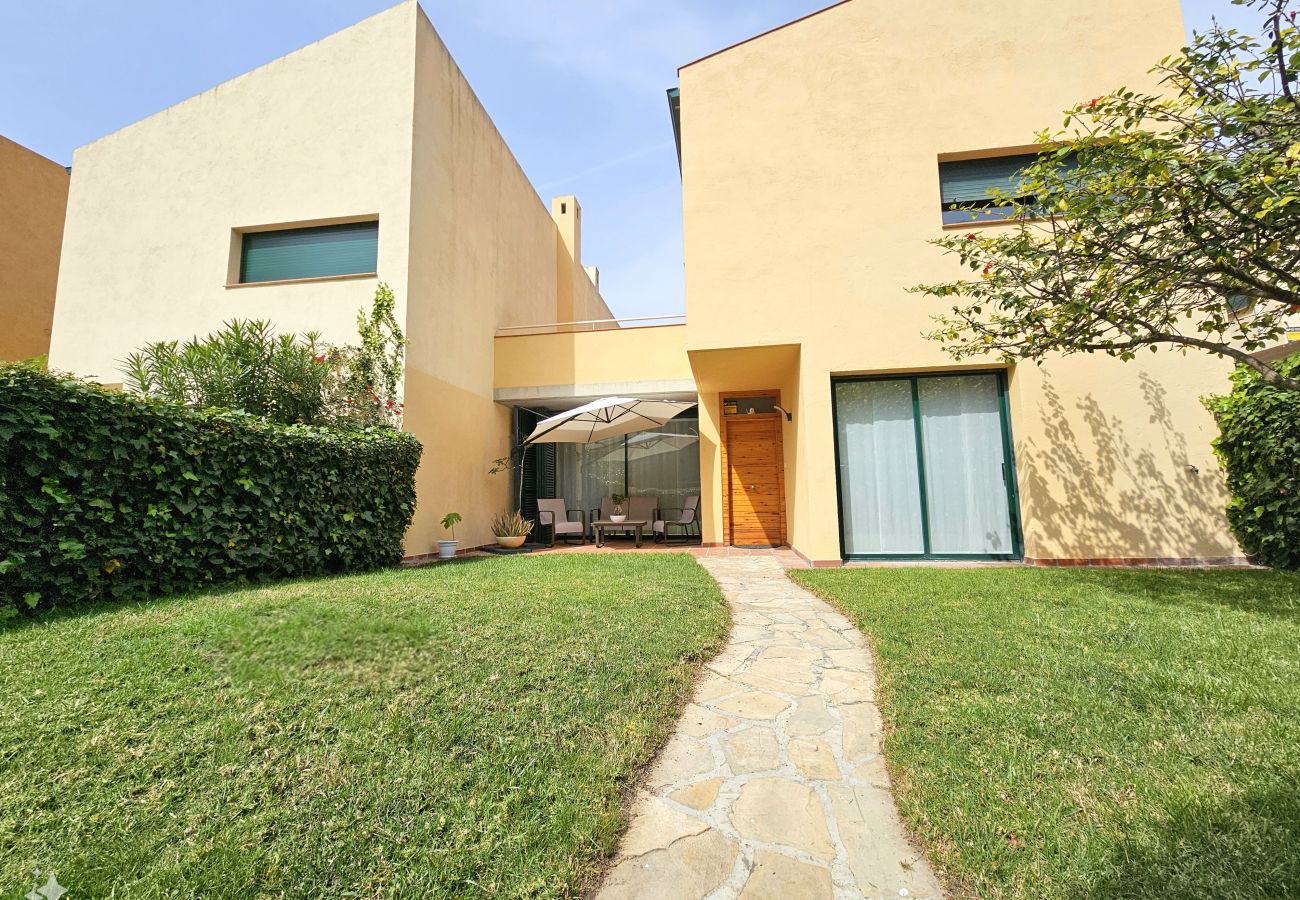 Townhouse in Tarragona - TH40 Large House with Private Garden and Terrace with Barbecue in Tamarit