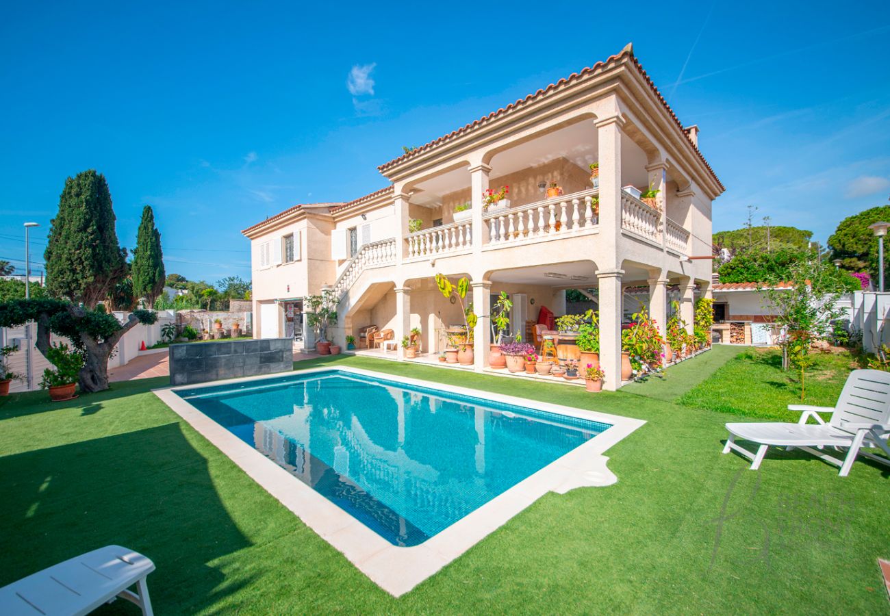 Villa in Coma-Ruga - R153 Spacious Villa with Private Pool and Garden in Comarruga