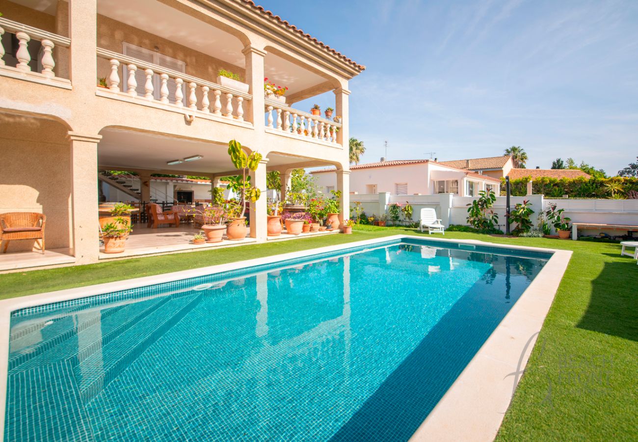 Villa in Coma-Ruga - R153 Spacious Villa with Private Pool and Garden in Comarruga