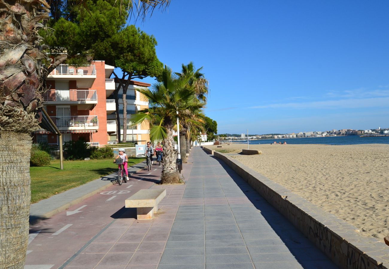 Апартаменты на Камбрильс - Pins i Mar:Terraza-Frente playa Cambrils-Wifi,A/C,satélite,ropa incluidos