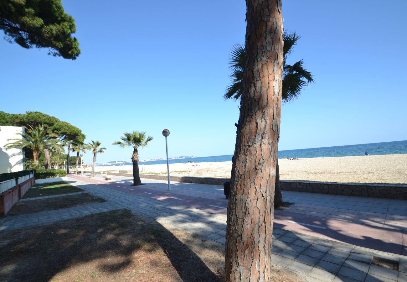 Апартаменты на Камбрильс - Pins i Mar:Terraza-Frente playa Cambrils-Wifi,A/C,satélite,ropa incluidos