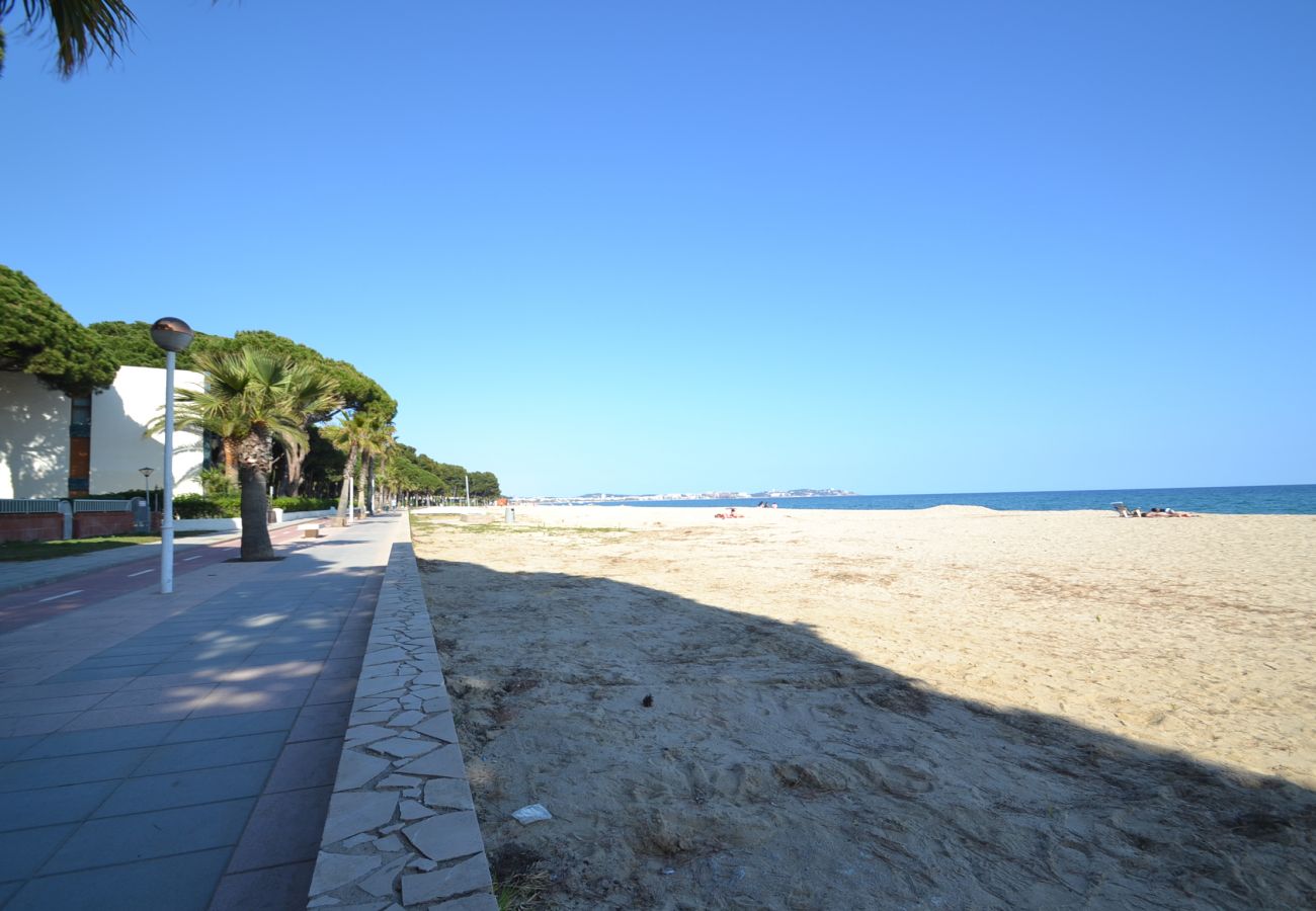 Апартаменты на Камбрильс - Pins i Mar:Terraza-Frente playa Cambrils-Wifi,A/C,satélite,ropa incluidos