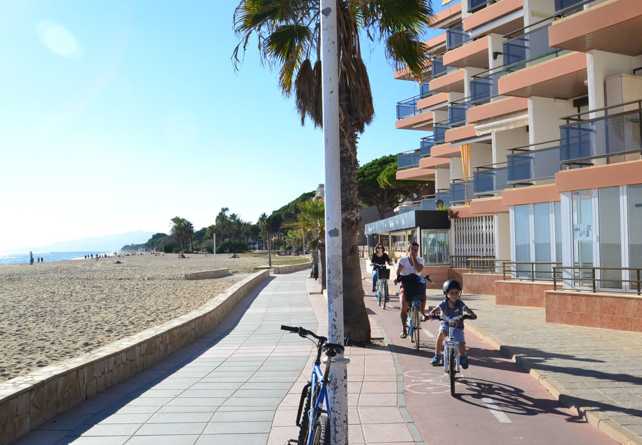 Апартаменты на Камбрильс - Pins i Mar:Terraza-Frente playa Cambrils-Wifi,A/C,satélite,ropa incluidos