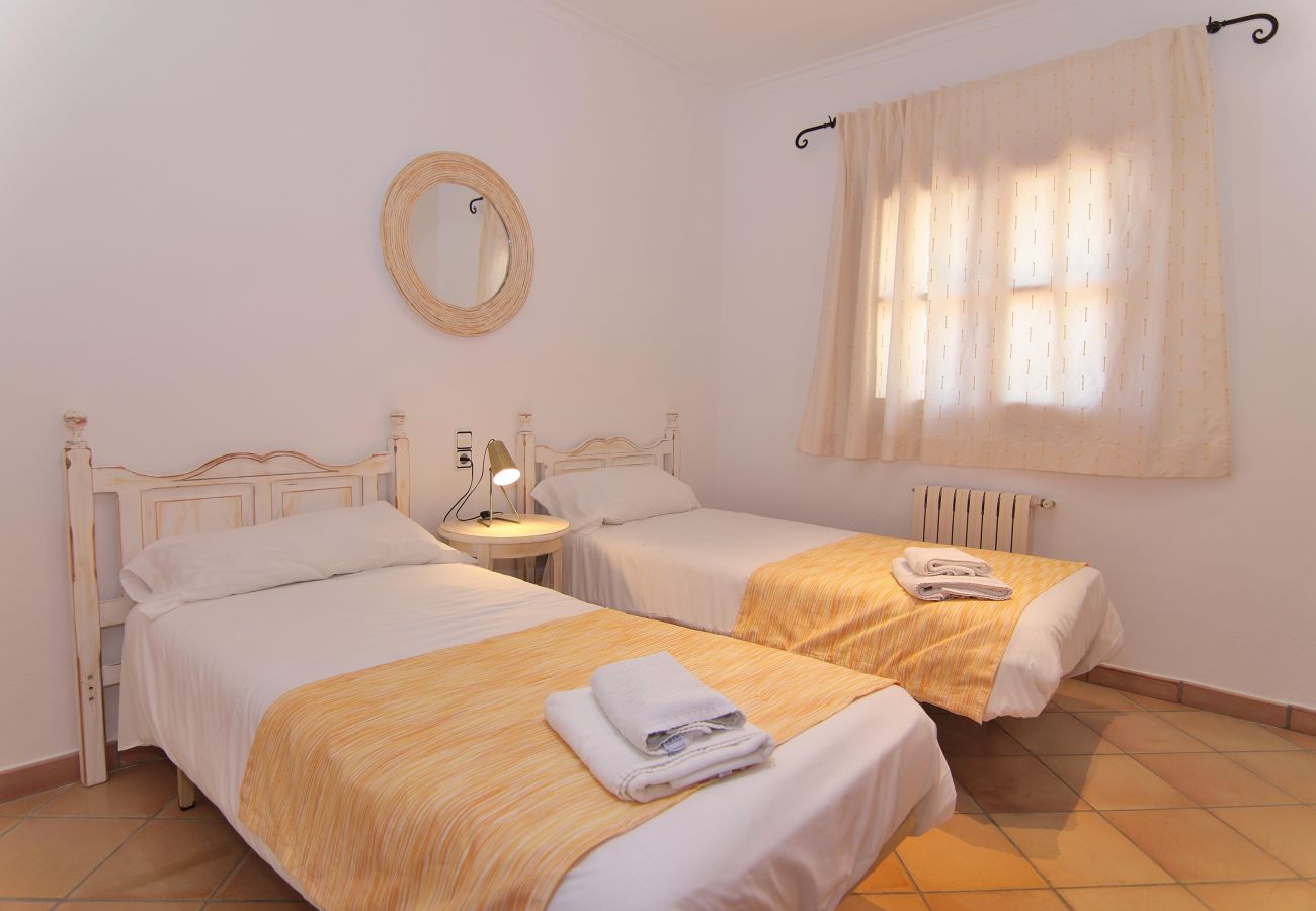 Особняк на Sa Pobla - Can Mussol 040 magnifica villa con piscina privada, gran jardín, zona infantil, billar, ping pong y WiFi